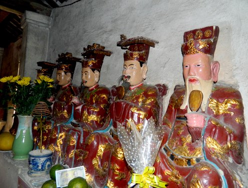 Các bức tượng đất cổ ở chùa Nôm. Ảnh: Vietkings