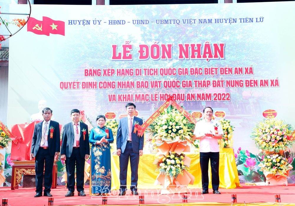 Đồng chí Phó Bí thư Tỉnh ủy, Chủ tịch UBND tỉnh Trần Quốc Văn tặng hoa chúc mừng tại buổi lễ 