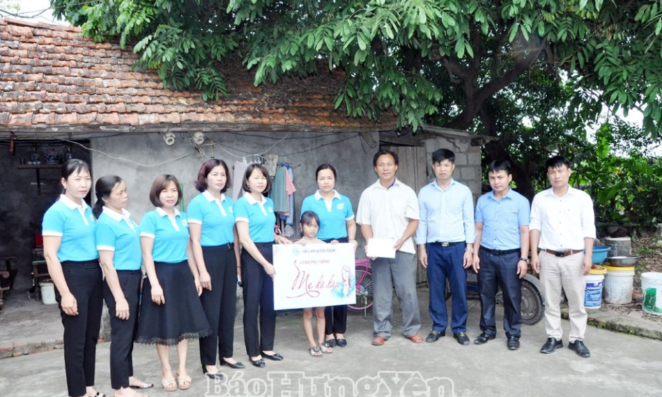 Trao quà bảo trợ trẻ em mồ côi