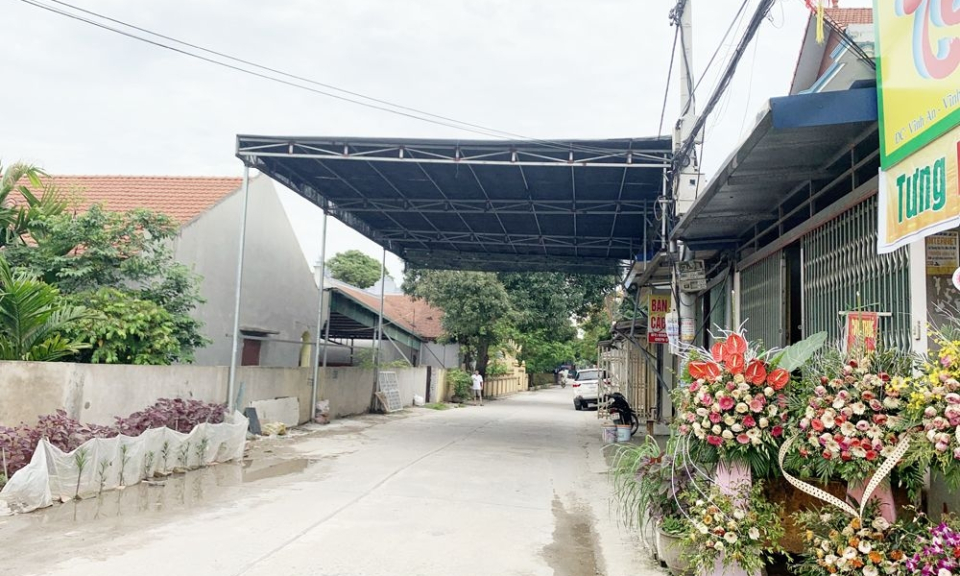Xử lý các hộ dân lợp mái che trên đường giao thông ở thôn Vĩnh An, xã Vĩnh Khúc (Văn Giang)