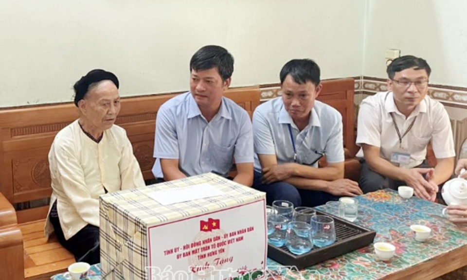 Tặng quà thân nhân người có công với cách mạng ở huyện Văn Lâm