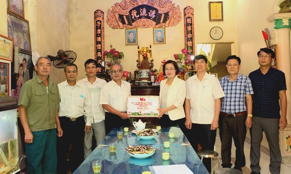Thăm, tặng quà người có công, gia đình chính sách tại thị xã Mỹ Hào