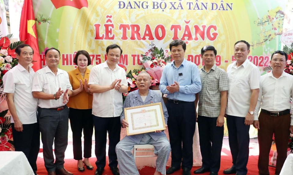 Phó Bí thư Thường trực Tỉnh ủy Trần Quốc Toản trao Huy hiệu 75 năm tuổi Đảng; tặng quà người có công, gia đình chính sách tại huyện Khoái Châu