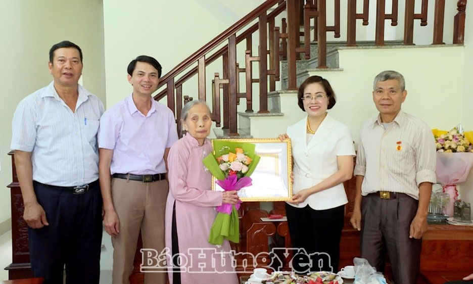 Trao Huy hiệu Đảng tặng các đảng viên tại thị xã Mỹ Hào