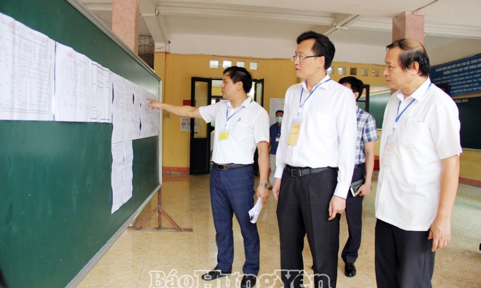 Đồng chí Bí thư Tỉnh ủy Nguyễn Hữu Nghĩa thăm, động viên cán bộ làm công tác thi và thí sinh tại kỳ thi tốt nghiệp THPT năm 2022