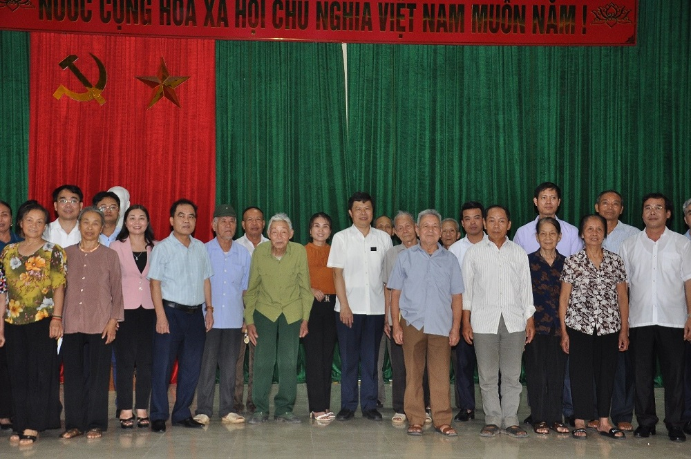 Phó Bí thư Thường trực Tỉnh ủy, Chủ tịch HĐND tỉnh Trần Quốc Toản chụp ảnh với các đảng viên Chi bộ thôn Công Luận 2, thị trấn Văn Giang (Văn Giang)
