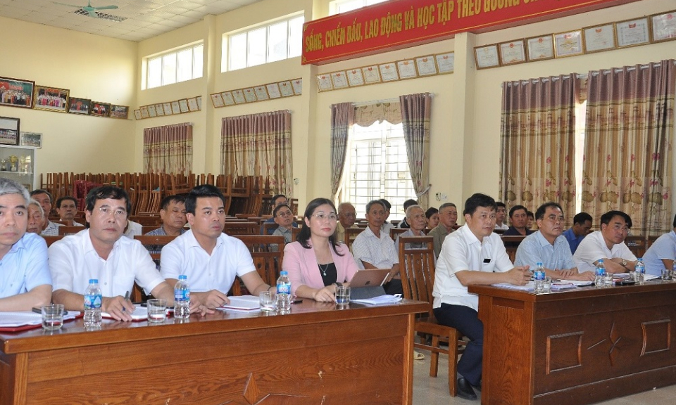 Đồng chí Phó Bí thư Thường trực Tỉnh ủy, Chủ tịch HĐND tỉnh Trần Quốc Toản dự sinh hoạt Chi bộ thôn Công Luận 2