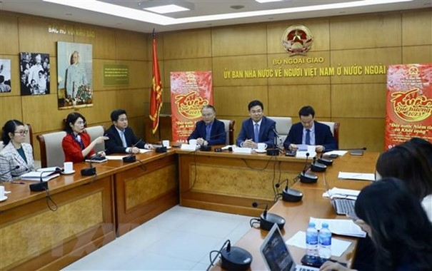 Lãnh đạo Ủy ban Nhà nước về người Việt Nam ở nước ngoài báo cáo về tình hình kiều bào trong năm qua. (Ảnh: Lâm Khánh/TTXVN)