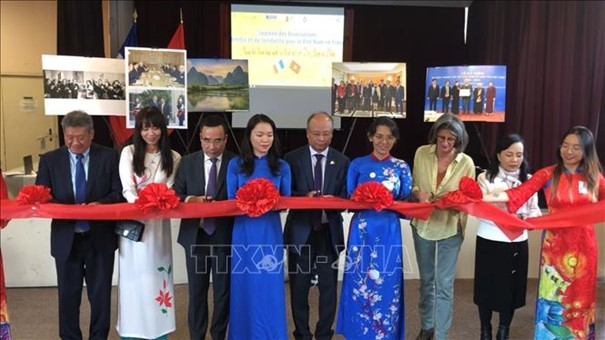  Khách tham qua Triển lãm tranh của Vua Hàm Nghi tại Nice. Ảnh: Nguyễn Thu Hà/PV TTXVN tại Pháp