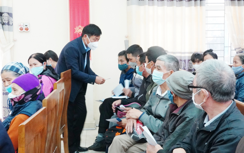 Lãnh đạo Agribank Chi nhánh tỉnh Hưng Yên tặng quà hộ nghèo trên địa bàn tỉnh  