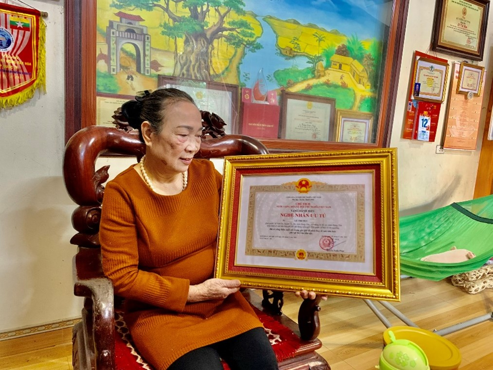 Nghệ nhân ưu tú Lê Thị Dục, xã Vân Du (Ân Thi) 