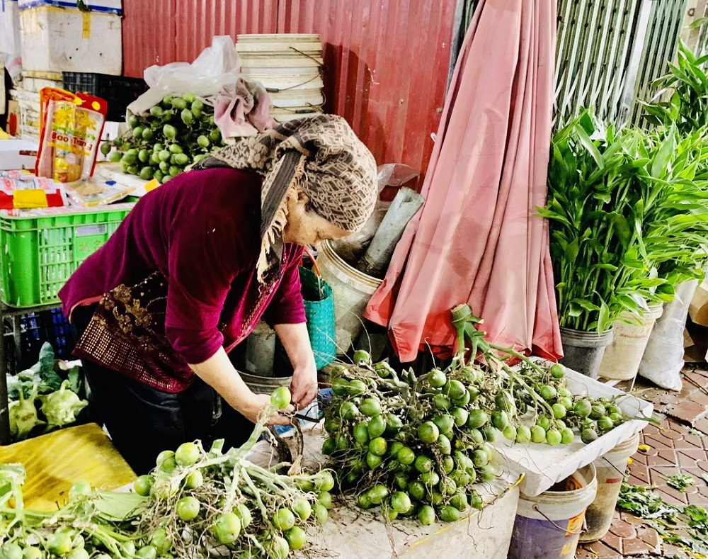 Hàng bán cau tươi…