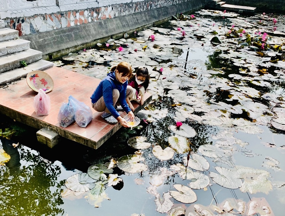 Sau lễ cúng, các gia đình mang cá chép ra sông, ao, hồ với ý nghĩa để tiễn Táo quân về trời, báo cáo công việc của gia chủ một năm qua với thiên đình.