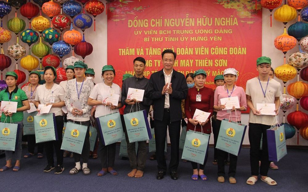 Bí thư Tỉnh ủy Nguyễn Hữu Nghĩa tặng quà cho người lao động tại Công ty TNHH may Thiên Sơn  