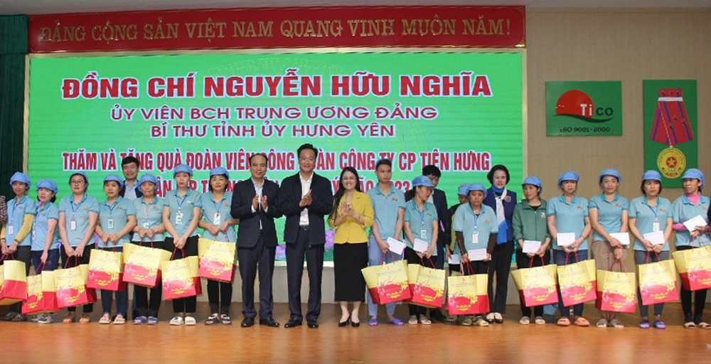  Bí thư Tỉnh ủy Nguyễn Hữu Nghĩa và các đồng chí trong đoàn trao quà  tặng người lao động ở Công ty cổ phần Tiên Hưng 