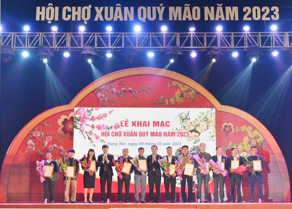 Phó Chủ tịch UBND tỉnh Nguyễn Hùng Nam trao Giấy chứng nhận sản phẩm OCOP năm 2022 