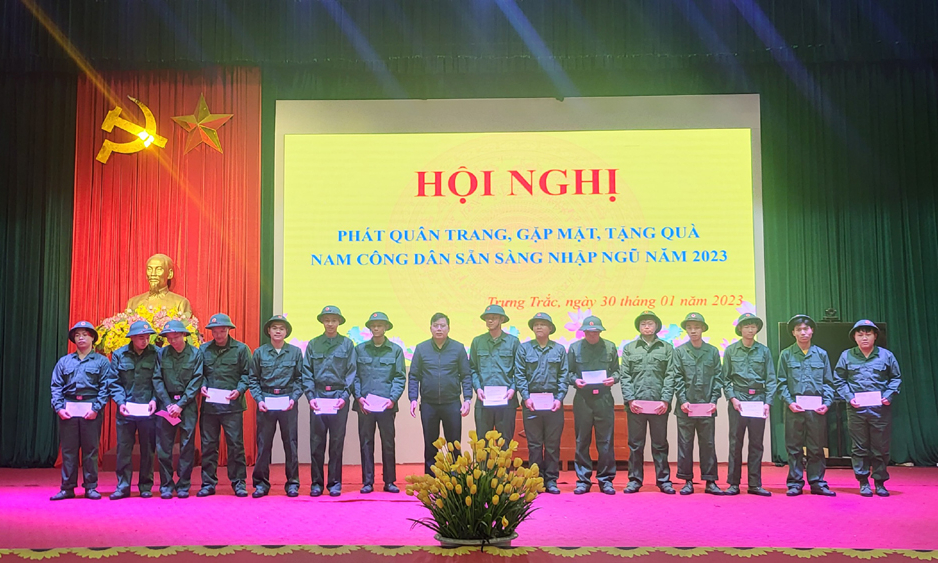 Văn Lâm: Quan tâm động viên công dân lên đường nhập ngũ