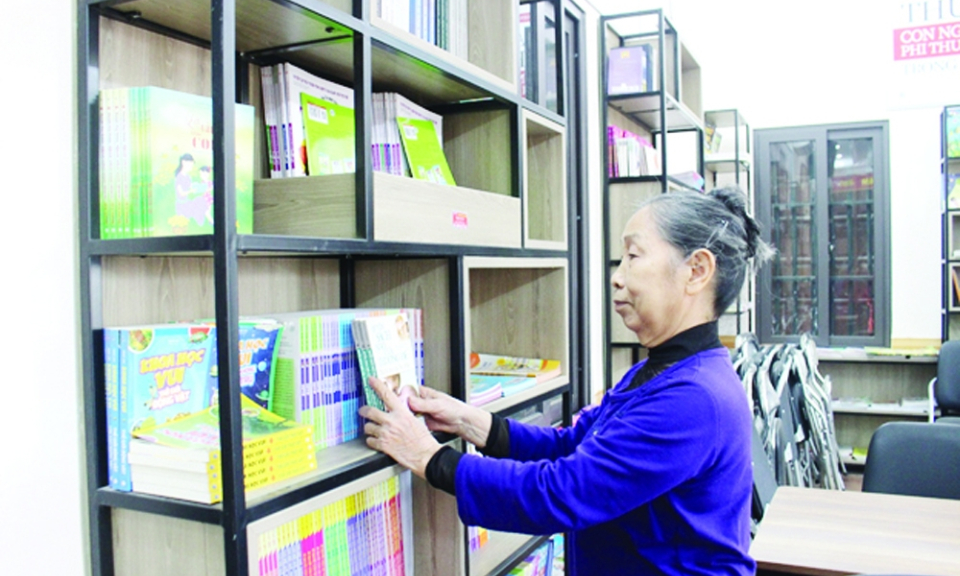 Người hơn 20 năm gắn bó với tủ sách tại nhà văn hoá thôn