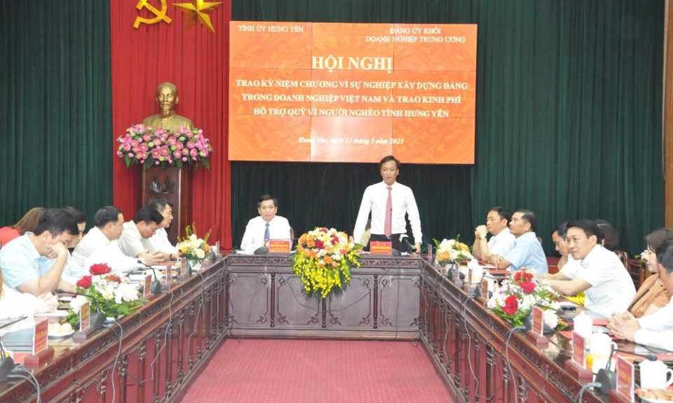  Trao Kỷ niệm chương “Vì sự nghiệp xây dựng Đảng trong doanh nghiệp Việt Nam” và trao kinh phí hỗ trợ Quỹ “Vì người nghèo” tỉnh
