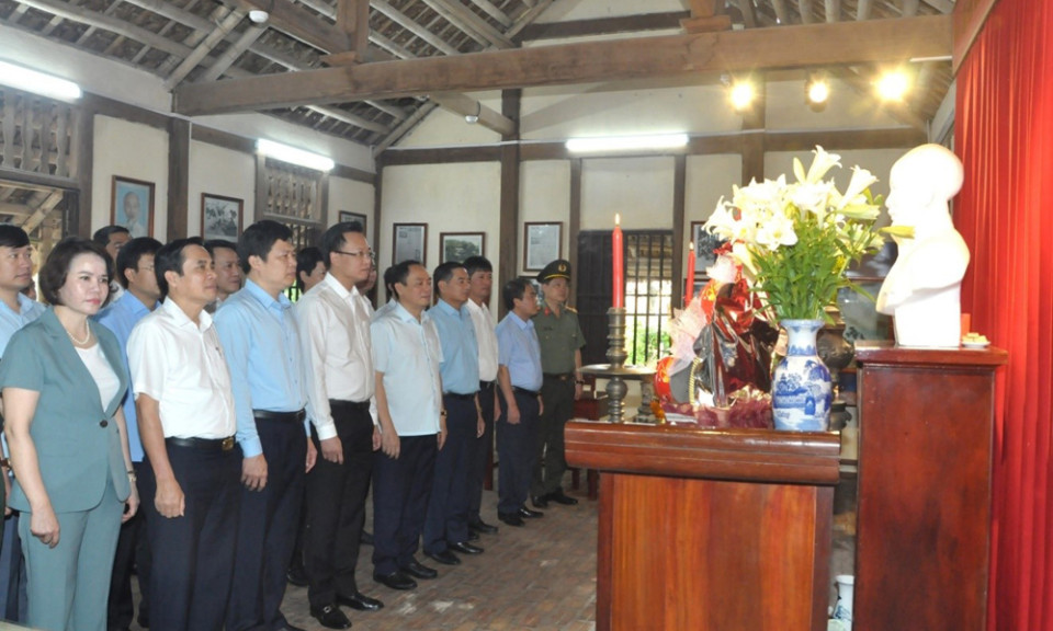  Dâng hương, dâng hoa tưởng nhớ Chủ tịch Hồ Chí Minh, Tổng Bí thư Nguyễn Văn Linh và tưởng niệm các anh hùng liệt sĩ
