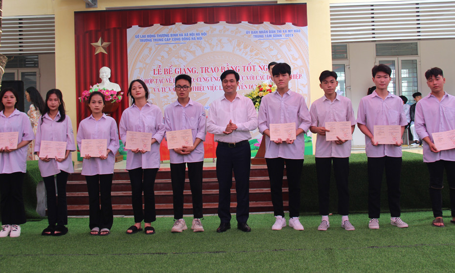 Trao bằng tốt nghiệp Trình độ trung cấp hệ chính quy cho 140 học sinh 