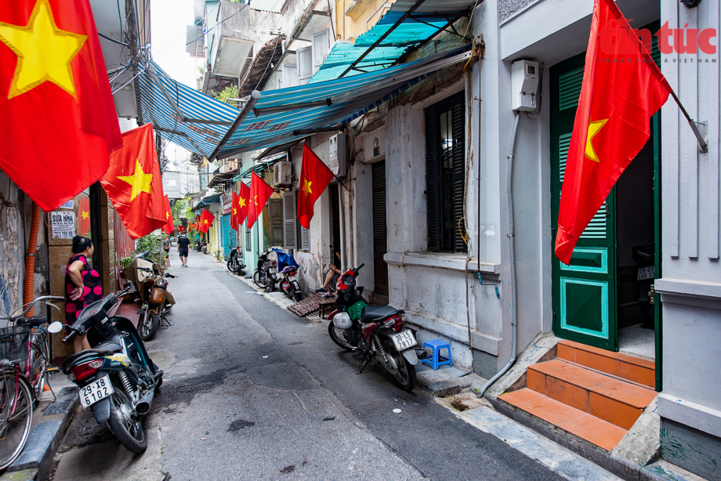 Treo cờ vào dịp nghỉ lễ Quốc khánh. Ảnh: TN