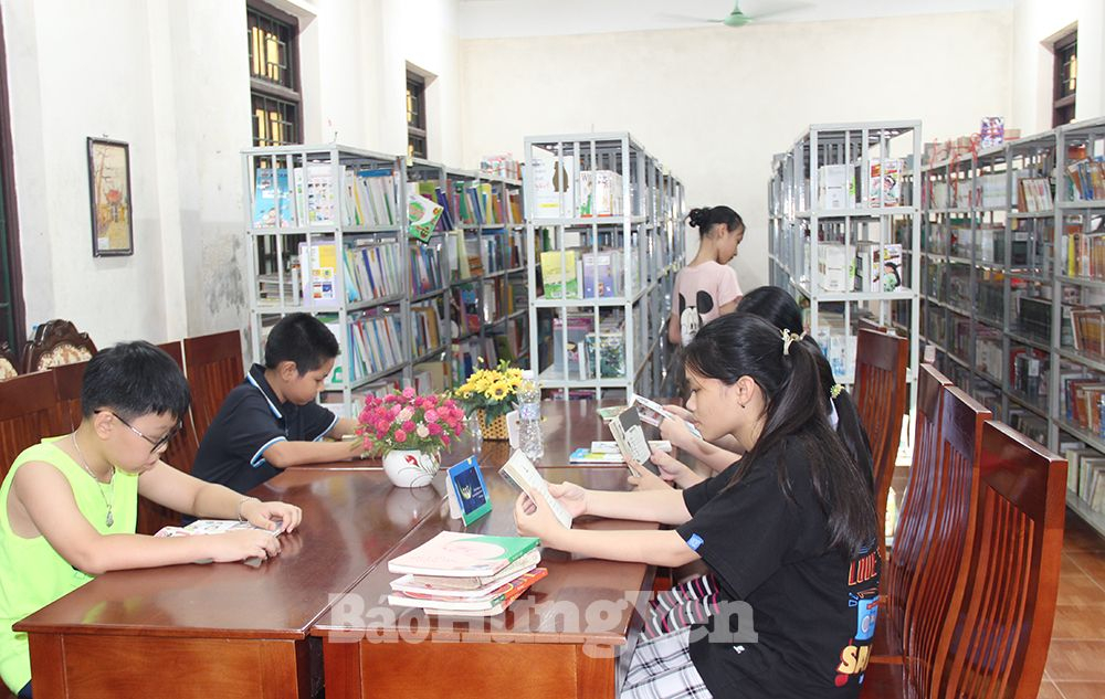 Các em nhỏ đọc sách tại Thư viện tỉnh