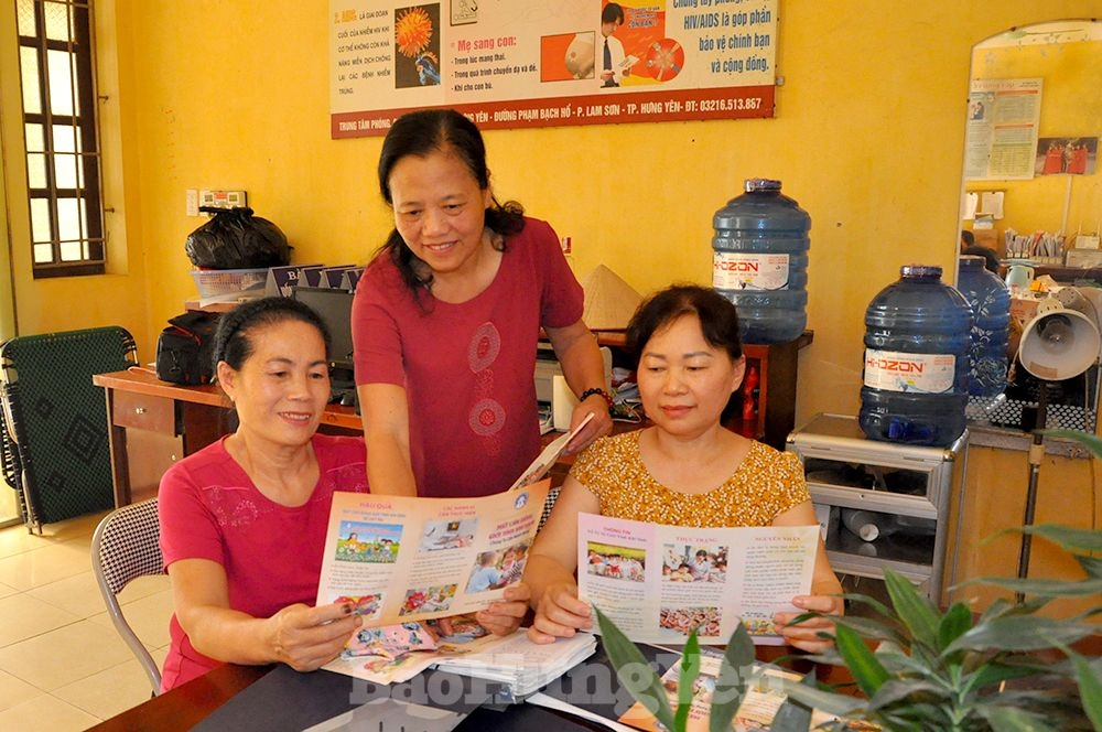 Bà Lương Thị Phúc (người ở giữa tư vấn cho người dân về chính sách dân số- kế hoạch hoá gia đình