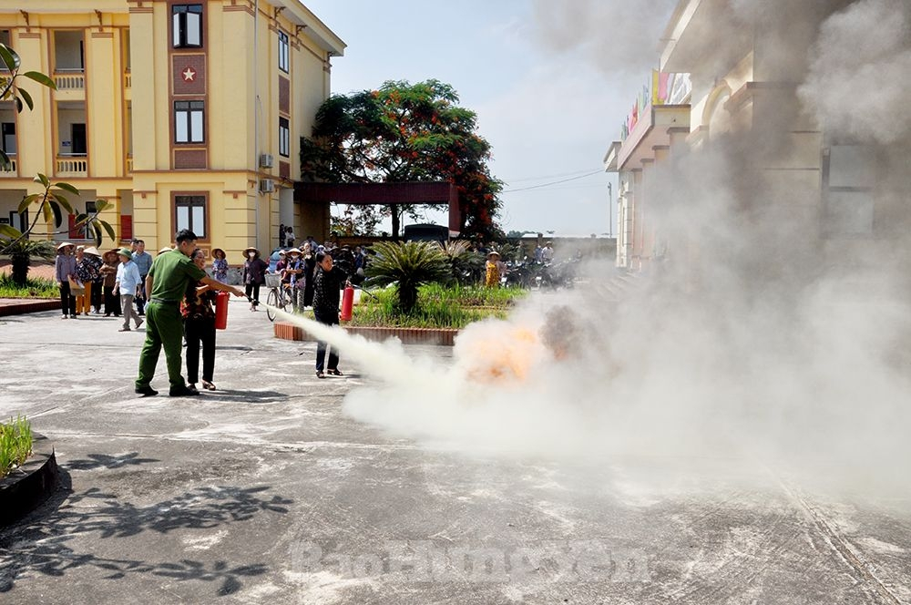 Đội PCCC và cứu nạn, cứu hộ (Công an huyện Kim Động) hướng dẫn kỹ năng cho cán bộ, công chức và Nhân dân xã Phạm Ngũ Lão về PCCC và cứu nạn, cứu hộ.