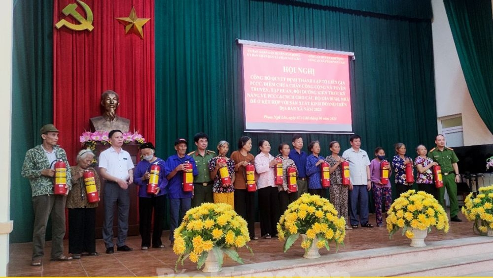 Xã Phạm Ngũ Lão tặng bình chữa cháy xách tay cho một số hộ nghèo, hộ cận nghèo.