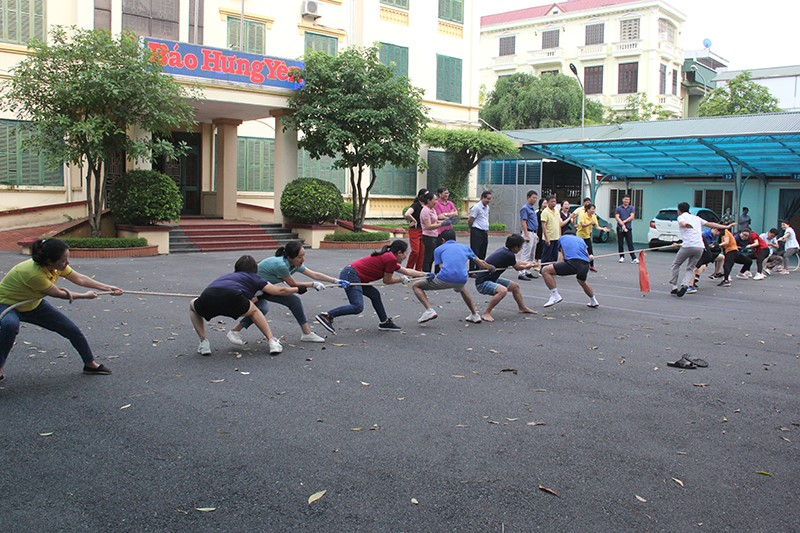 Thi đấu kéo co giữa đội Phòng phóng viên Chính trị - Xã hội với đội liên quân phòng Phòng phóng viên Kinh tế và Phòng Báo điện tử