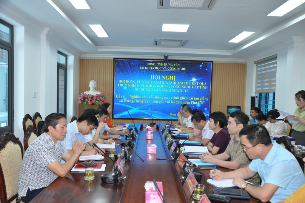 Toàn cảnh hội nghị nghiệm thu đề tài Nghiên cứu xây dựng quy trình ghép cải tạo giống vải trứng Hưng Yên trên gốc vải lai chín sớm Phù Cừ 