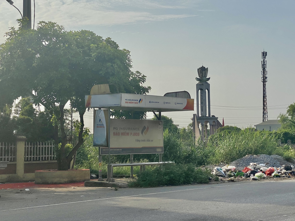 Khu nhà chờ xe buýt, xe khách tuyến cố định trên tuyến QL39 thuộc địa phận xã Phạm Ngũ Lão để cỏ dại mọc um tùm, người dân tập kết rác thải gây mất mỹ quan khu vực