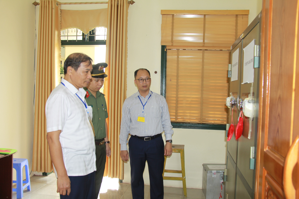 Kiểm tra khu vực bảo quản bài thi, đề thi tại điểm thi THPT Nghĩa Dân (Kim Động)