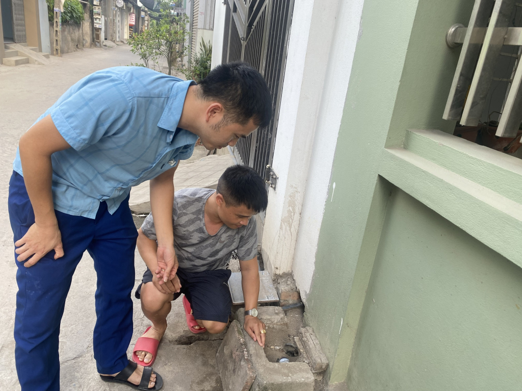 Mặc dù ở đầu nguồn nước của thôn nhưng nhiều ngày qua, gia đình anh Nguyễn Ngọc Tuyến, thôn Liêu Hạ, xã Tân Lập (Yên Mỹ) thường xuyên không lấy được nước vào bể chứa