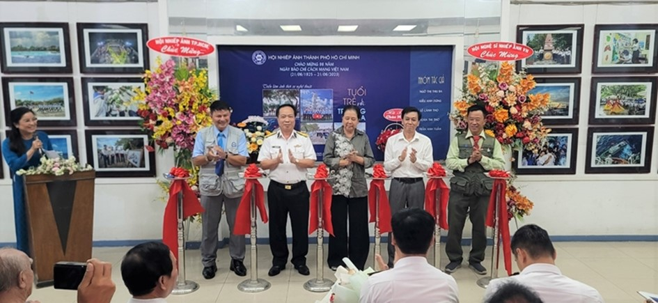 Cắt băng khai mạc triển lãm.