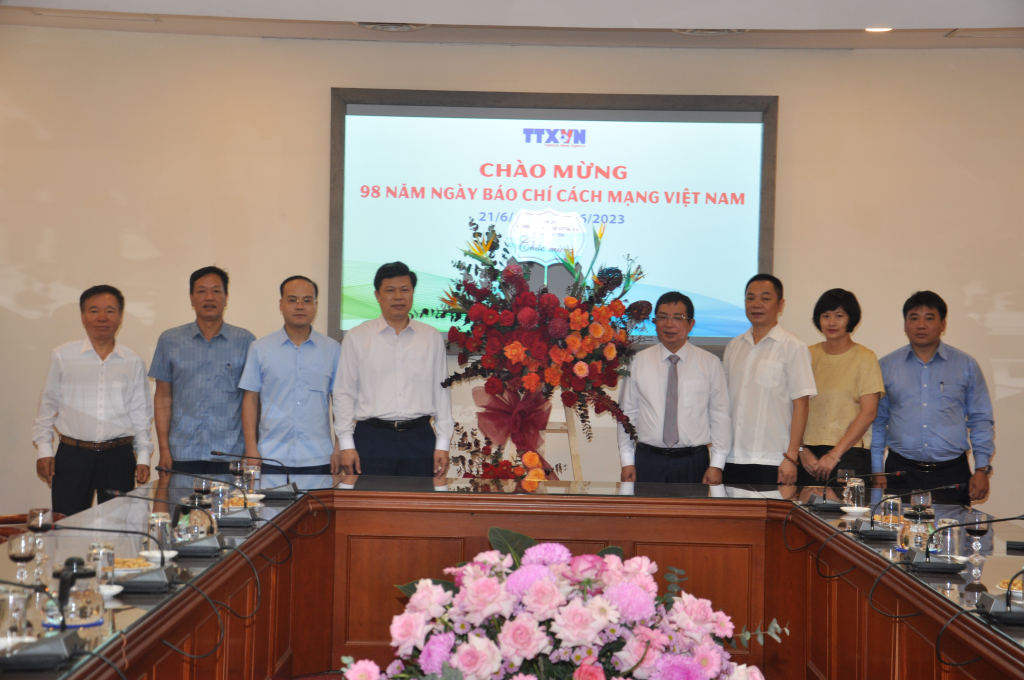 Đồng chí Trần Quốc Toản, Phó Bí thư Thường trực Tỉnh ủy, Chủ tịch HĐND tỉnh tặng hoa chúc mừng Thông tấn xã Việt Nam