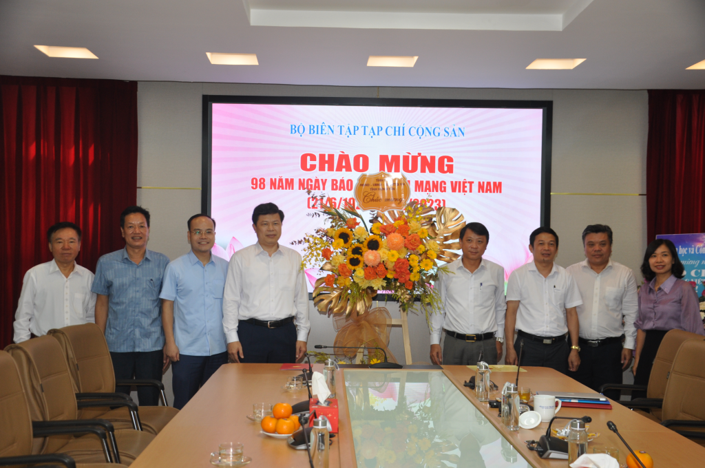 Đồng chí Trần Quốc Toản, Phó Bí thư Thường trực Tỉnh ủy, Chủ tịch HĐND tỉnh tặng hoa chúc mừng Tạp chí Cộng sản.