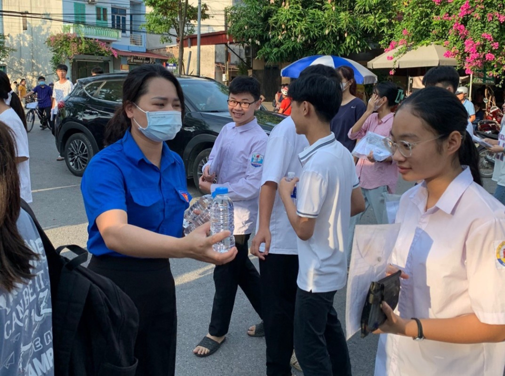 Đoàn viên, thanh niên của thành phố Hưng Yên thực hiện chương trình “Tiếp sức mùa thi”