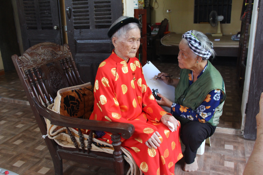 Họa sĩ Đặng Ái Việt thực hiện hành trình vẽ chân dung Bà mẹ Việt Nam anh hùng ở Hưng Yên