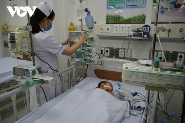 Bệnh viện Nhi đồng 1 TP.HCM hiện có 8 bệnh nhi mắc tay chân miệng nặng phải hồi sức tích cực và sử dụng máy thở.