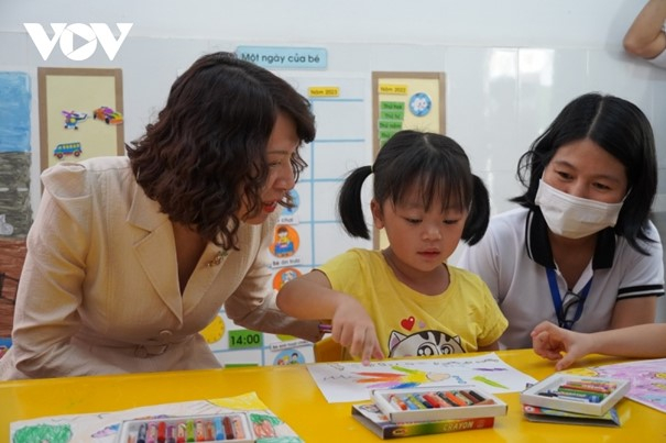 Cũng trong chiều nay, Thứ trưởng Bộ Y tế Nguyễn Thị Liên Hương thị sát tại trường mầm non về công tác phòng chống dịch tay chân miệng.