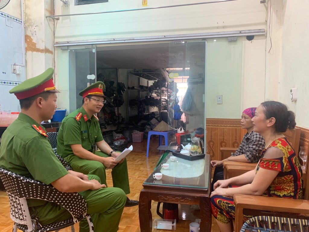 Lực lượng Công an tuyên truyền về phòng, chống ma tuý cho người dân xã Tiền Phong (Ân Thi)