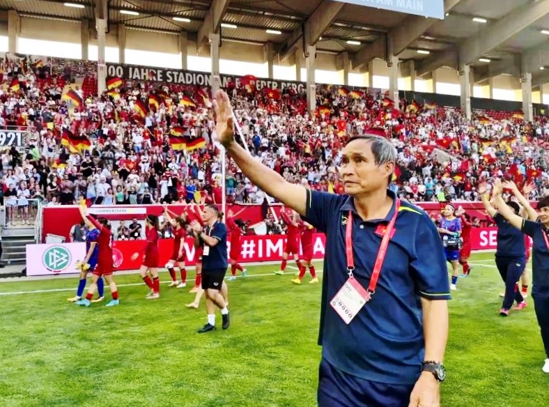 Thầy trò HLV Mai Đức Chung hướng tới lối đá phòng ngự phản công khi thi đấu trước các đối thủ to cao, đầy sức mạnh. Ảnh: VFF