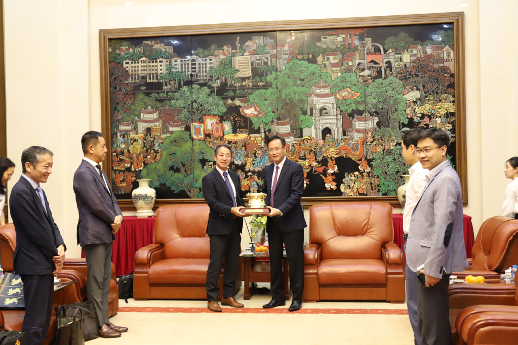 Bí thư Tỉnh ủy Nguyễn Hữu Nghĩa tặng mô hình Trống đồng cho đại diện Tập đoàn Sumitomo Corporation