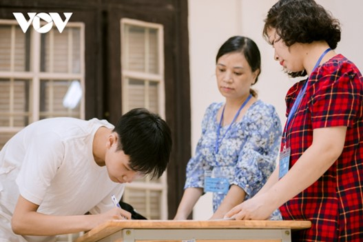 Buổi chiều cùng ngày, thí sinh tiếp tục làm bài thi môn Toán, hình thức thi trắc nghiệm.