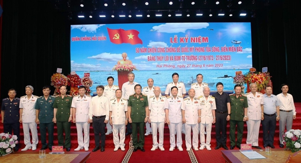 Lãnh đạo Bộ Quốc phòng và Thủ trưởng, nguyên Thủ trưởng Bộ Tư lệnh Hải quân chụp ảnh lưu niệm
