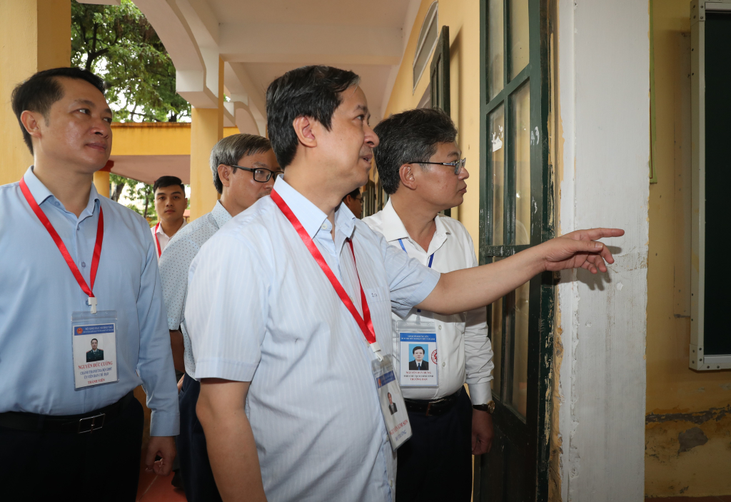 Bộ trưởng Bộ Giáo dục và Đào tạo Nguyễn Kim Sơn và đoàn công tác kiểm tra phòng thi tại điểm thi THPT Yên Mỹ