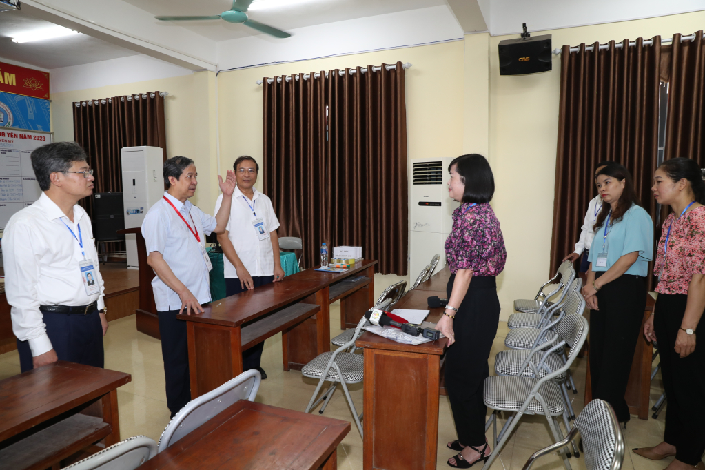 Bộ trưởng Bộ Giáo dục và Đào tạo Nguyễn Kim Sơn trao đổi với các cán bộ, giáo viên đang làm nhiệm vụ tại điểm thi THPT Yên Mỹ