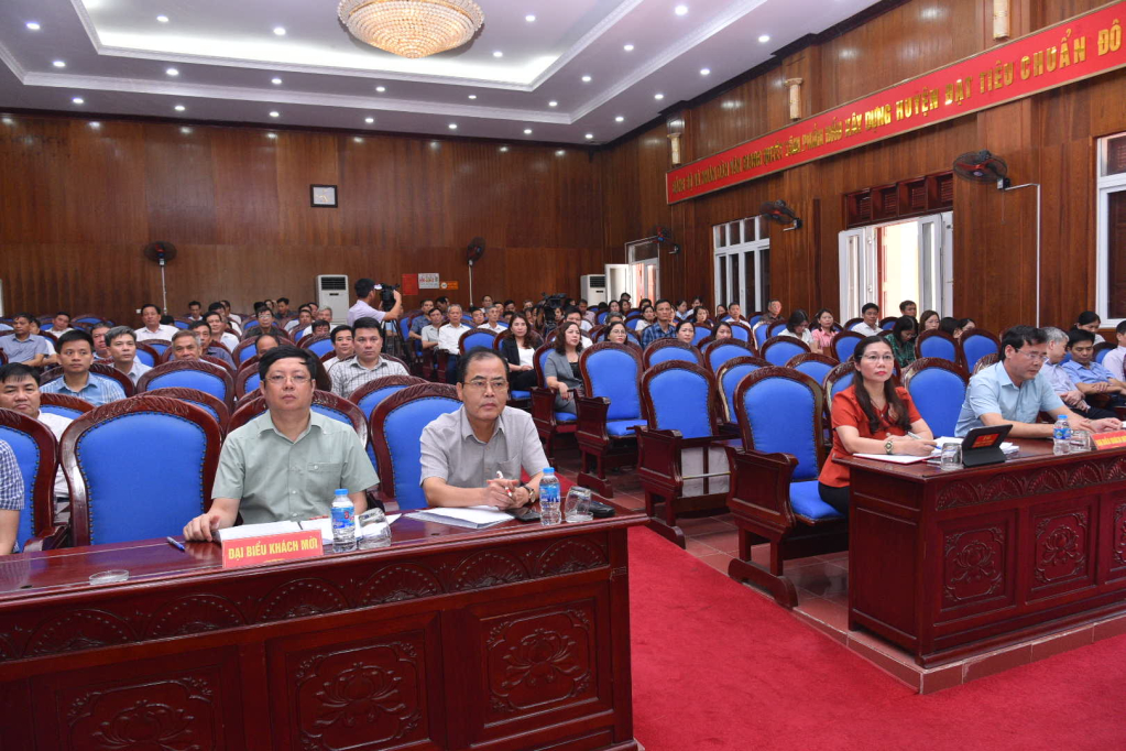 Các đại biểu dự hội nghị tiếp xúc cử tri